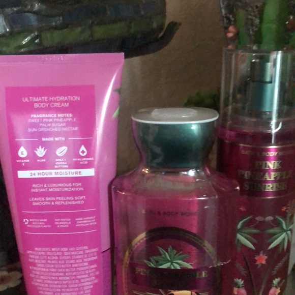 Bath and Bodyworks pink pineapple sunrise gift set - Picture 3 of 3